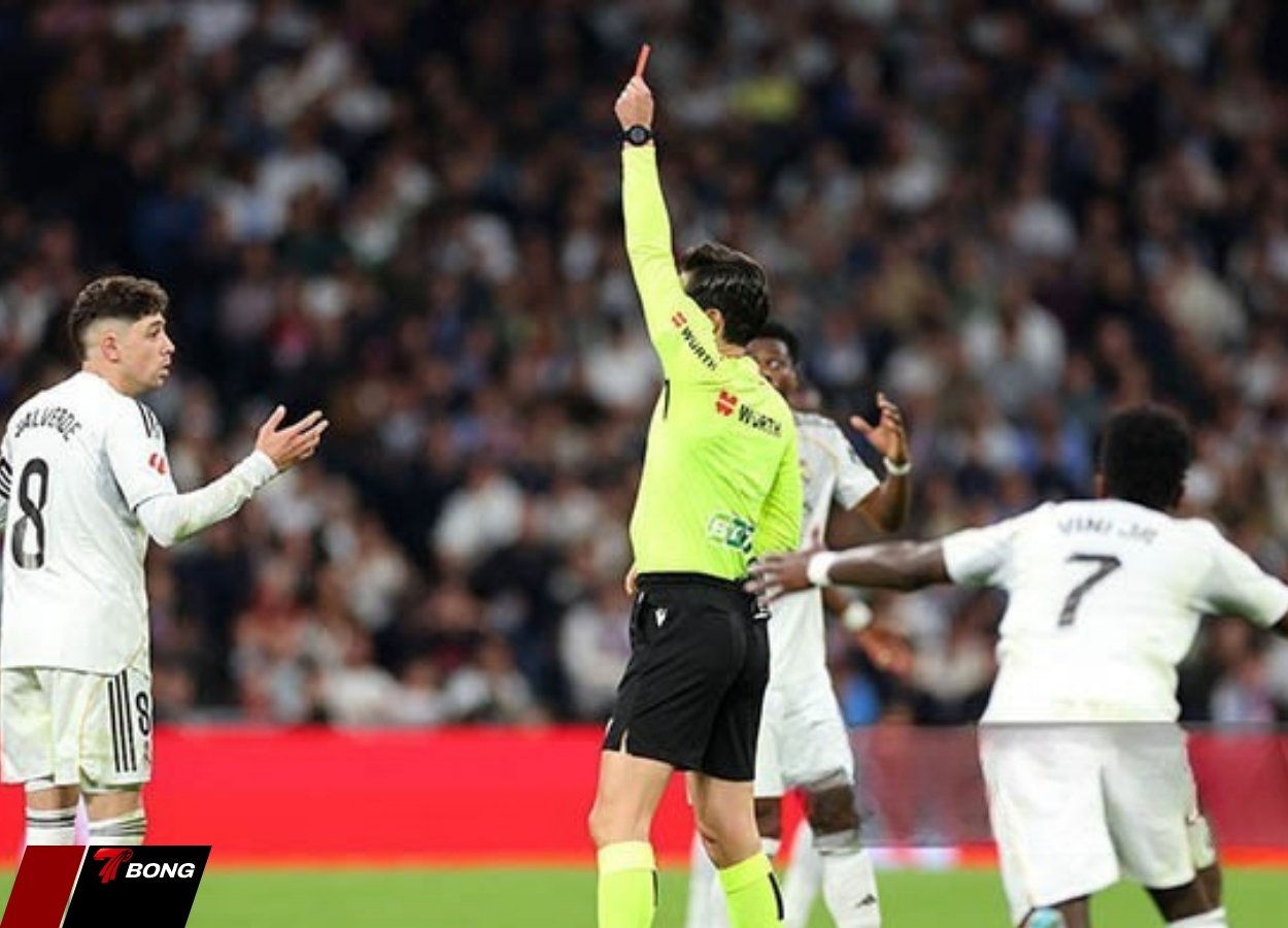 Federico Valverde nhận thẻ đỏ trực tiếp suýt thành tội đồ